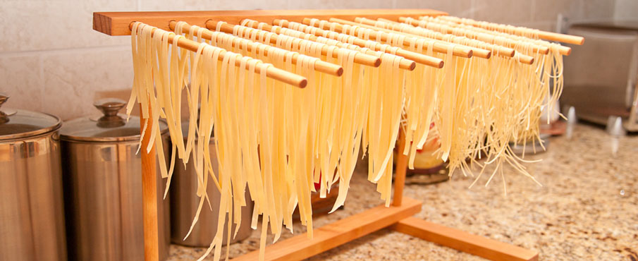 https://italianmeddiet.com/wp-content/uploads/2013/08/Pasta-Drying-6334.jpg